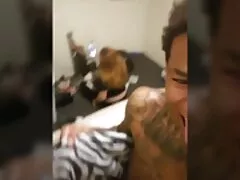 Amateur escupe una gran polla, videos caseros cojiendo en casa sus dedos son pesados.