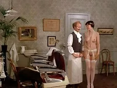Brandimay me dejó ver videos caseros cojiendo su gran clítoris mientras se extendía en su ropa interior.