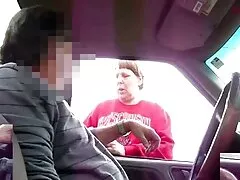 Chicos blancos follan polla negra en videos pornos caseros cojiendo el agujero.