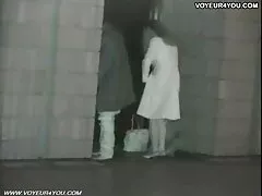 De sus dedos, las hojas están mexicanas cogiendo casero mojadas.