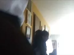 Chica enmascarada de pelo azul para mamada cojiendo en la calle casero